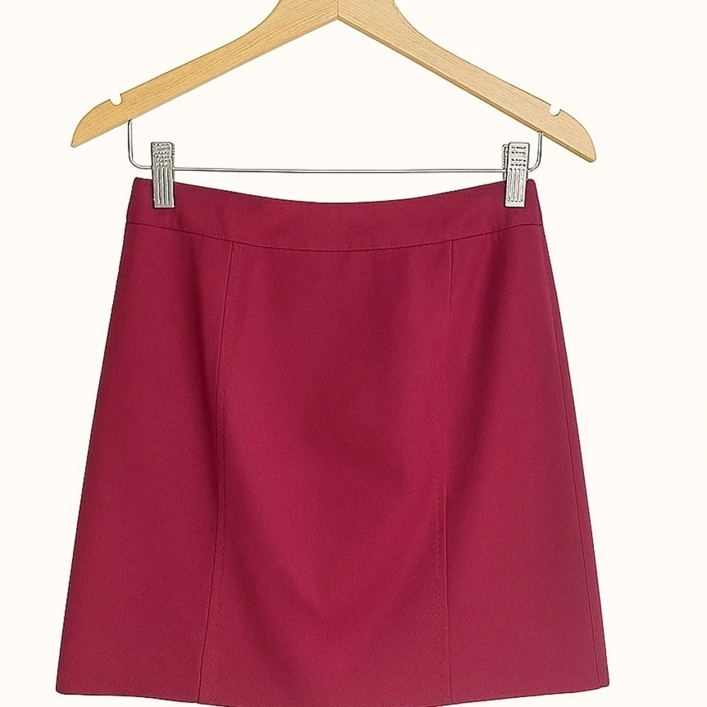 Anne Taylor Women's Size 0 Maroon Pencil Skirt With Front Buttons. Side Zip